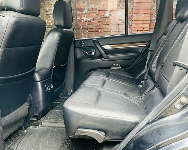 Чорний Міцубісі Паджеро, об'ємом двигуна 3 л та пробігом 260 тис. км за 10800 $, фото 39 на Automoto.ua
