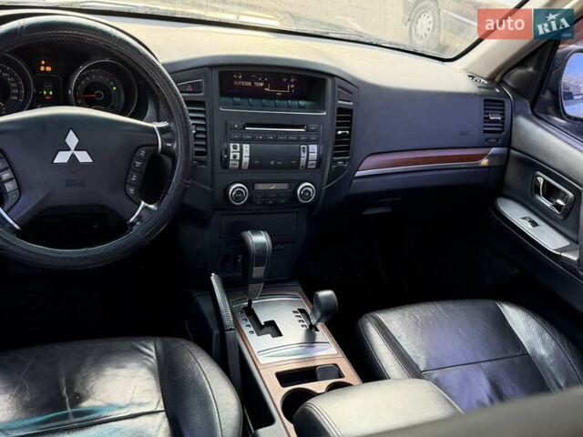 Чорний Міцубісі Паджеро, об'ємом двигуна 3.2 л та пробігом 201 тис. км за 8999 $, фото 15 на Automoto.ua