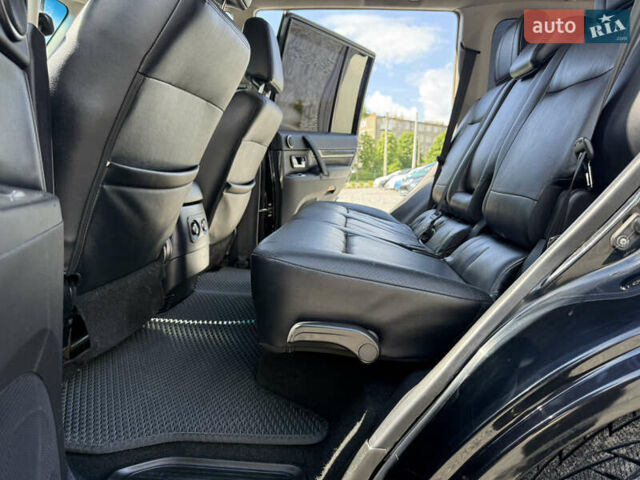 Чорний Міцубісі Паджеро, об'ємом двигуна 3.2 л та пробігом 260 тис. км за 12950 $, фото 10 на Automoto.ua