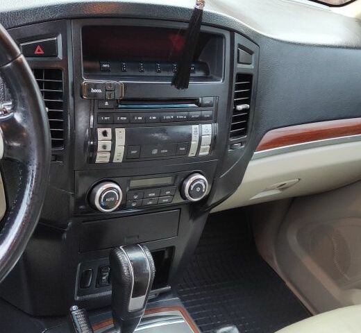 Черный Мицубиси Паджеро, объемом двигателя 3 л и пробегом 262 тыс. км за 10900 $, фото 5 на Automoto.ua