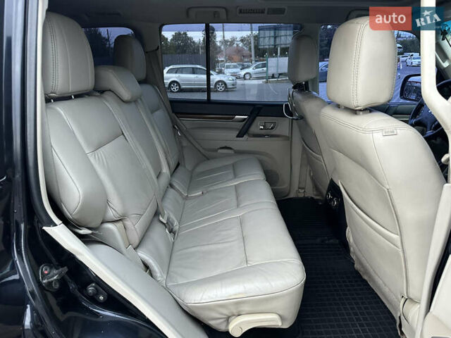 Черный Мицубиси Паджеро, объемом двигателя 3.2 л и пробегом 191 тыс. км за 12999 $, фото 15 на Automoto.ua