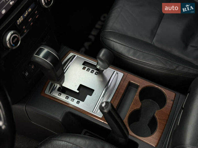 Чорний Міцубісі Паджеро, об'ємом двигуна 3.2 л та пробігом 209 тис. км за 11500 $, фото 32 на Automoto.ua