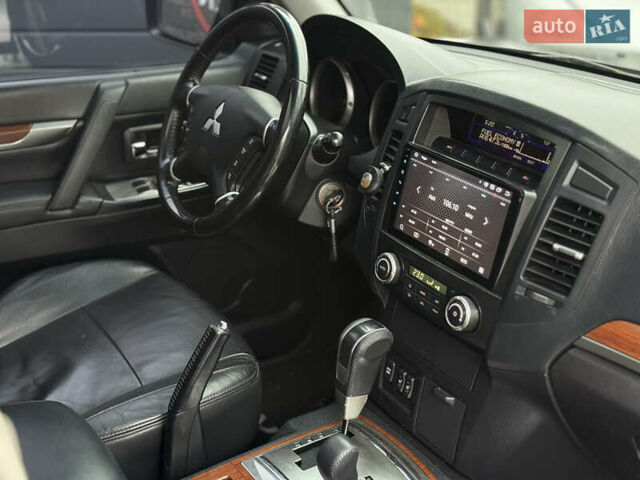 Чорний Міцубісі Паджеро, об'ємом двигуна 3.2 л та пробігом 209 тис. км за 11500 $, фото 40 на Automoto.ua