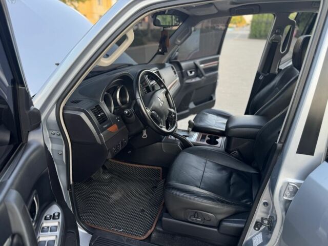 Черный Мицубиси Паджеро, объемом двигателя 2.4 л и пробегом 282 тыс. км за 13000 $, фото 19 на Automoto.ua