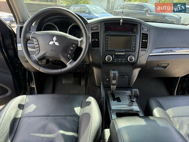 Чорний Міцубісі Паджеро, об'ємом двигуна 3.2 л та пробігом 260 тис. км за 12950 $, фото 12 на Automoto.ua
