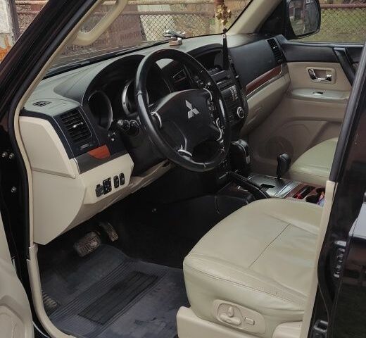 Черный Мицубиси Паджеро, объемом двигателя 3 л и пробегом 262 тыс. км за 10900 $, фото 4 на Automoto.ua