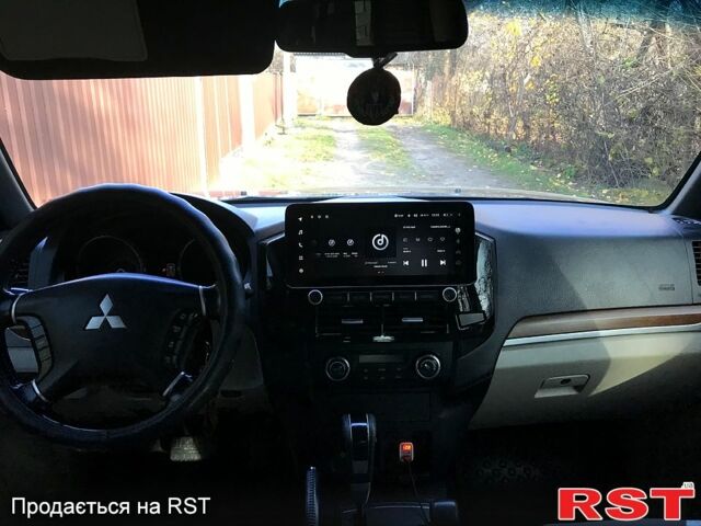 Черный Мицубиси Паджеро, объемом двигателя 3 л и пробегом 364 тыс. км за 12400 $, фото 3 на Automoto.ua