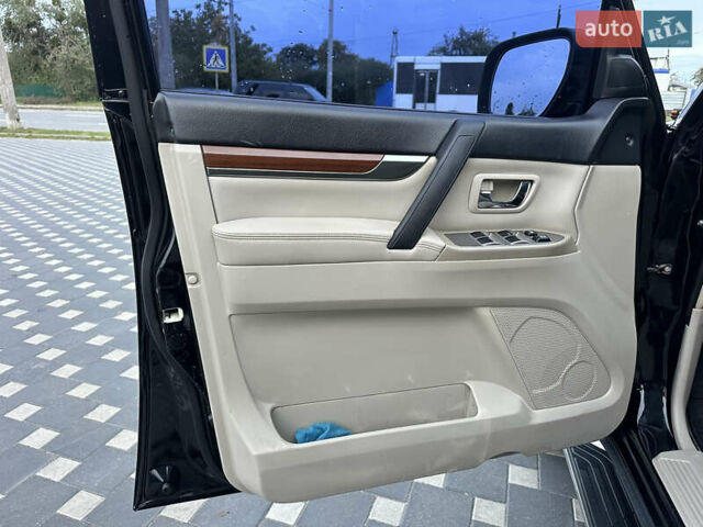 Черный Мицубиси Паджеро, объемом двигателя 3.2 л и пробегом 191 тыс. км за 12999 $, фото 13 на Automoto.ua