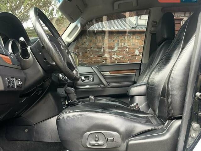 Чорний Міцубісі Паджеро, об'ємом двигуна 3 л та пробігом 260 тис. км за 10800 $, фото 58 на Automoto.ua