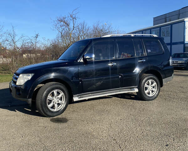 Черный Мицубиси Паджеро, объемом двигателя 3 л и пробегом 326 тыс. км за 8600 $, фото 1 на Automoto.ua