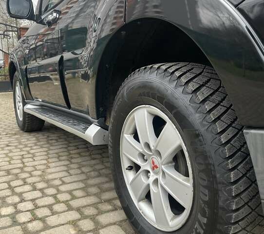 Чорний Міцубісі Паджеро, об'ємом двигуна 3 л та пробігом 260 тис. км за 10800 $, фото 12 на Automoto.ua