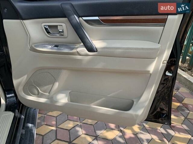 Черный Мицубиси Паджеро, объемом двигателя 2.97 л и пробегом 190 тыс. км за 12500 $, фото 10 на Automoto.ua