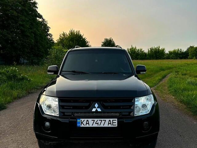 Черный Мицубиси Паджеро, объемом двигателя 3 л и пробегом 290 тыс. км за 9999 $, фото 1 на Automoto.ua
