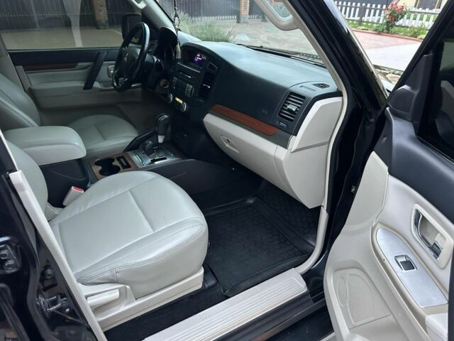 Чорний Міцубісі Паджеро, об'ємом двигуна 3 л та пробігом 225 тис. км за 10800 $, фото 5 на Automoto.ua