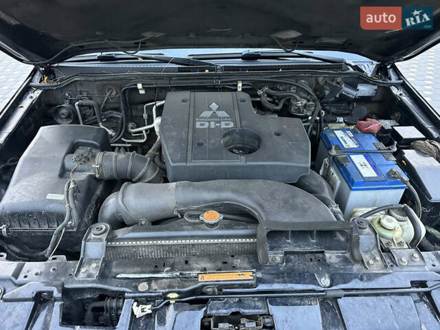 Черный Мицубиси Паджеро, объемом двигателя 3.2 л и пробегом 191 тыс. км за 12999 $, фото 21 на Automoto.ua