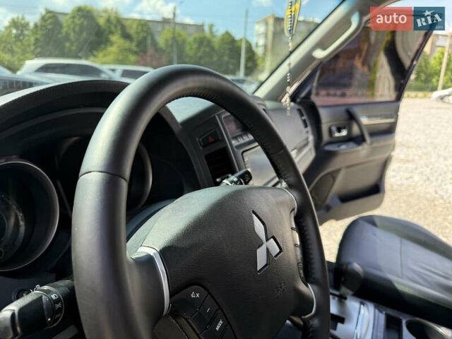 Чорний Міцубісі Паджеро, об'ємом двигуна 3.2 л та пробігом 260 тис. км за 12950 $, фото 3 на Automoto.ua