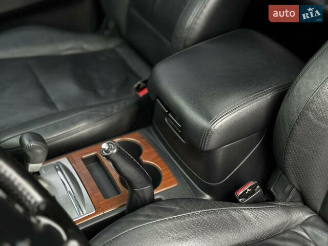 Чорний Міцубісі Паджеро, об'ємом двигуна 3.2 л та пробігом 209 тис. км за 11500 $, фото 25 на Automoto.ua