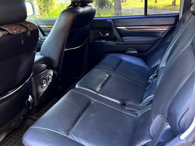 Черный Мицубиси Паджеро, объемом двигателя 3 л и пробегом 250 тыс. км за 10200 $, фото 10 на Automoto.ua