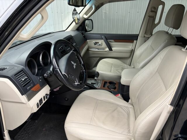 Черный Мицубиси Паджеро, объемом двигателя 3.8 л и пробегом 187 тыс. км за 13800 $, фото 6 на Automoto.ua