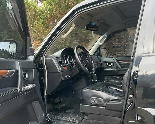 Чорний Міцубісі Паджеро, об'ємом двигуна 3 л та пробігом 260 тис. км за 10800 $, фото 61 на Automoto.ua