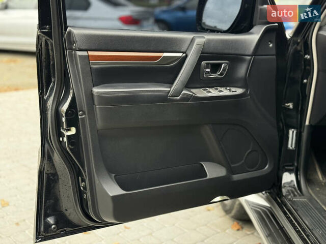 Чорний Міцубісі Паджеро, об'ємом двигуна 3.2 л та пробігом 209 тис. км за 11500 $, фото 23 на Automoto.ua