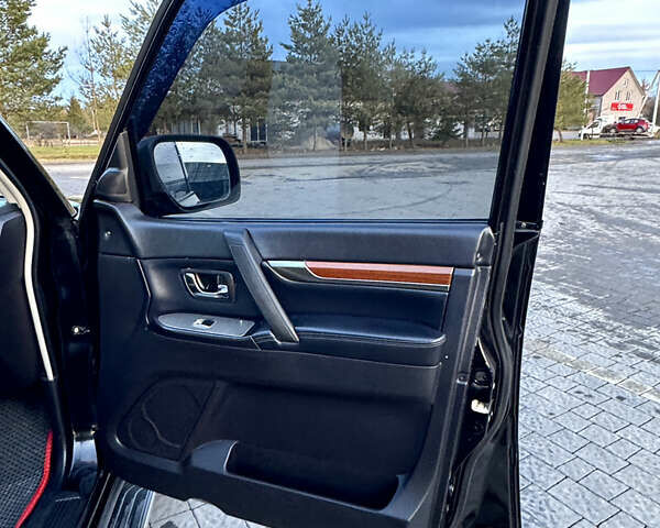 Черный Мицубиси Паджеро, объемом двигателя 3 л и пробегом 275 тыс. км за 9050 $, фото 39 на Automoto.ua