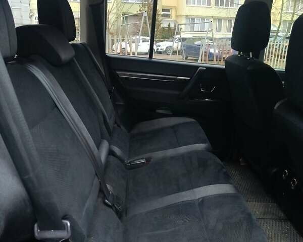 Черный Мицубиси Паджеро, объемом двигателя 3.2 л и пробегом 249 тыс. км за 13500 $, фото 4 на Automoto.ua