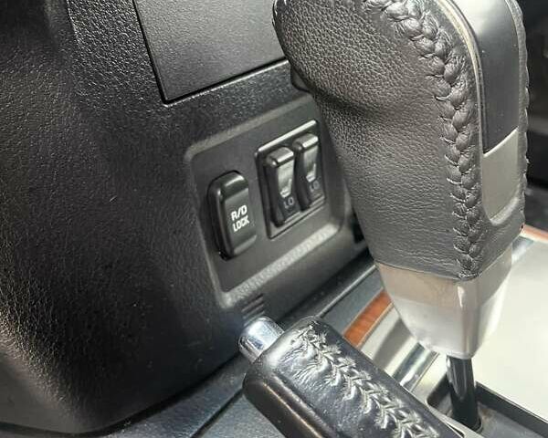 Чорний Міцубісі Паджеро, об'ємом двигуна 3 л та пробігом 260 тис. км за 10800 $, фото 38 на Automoto.ua