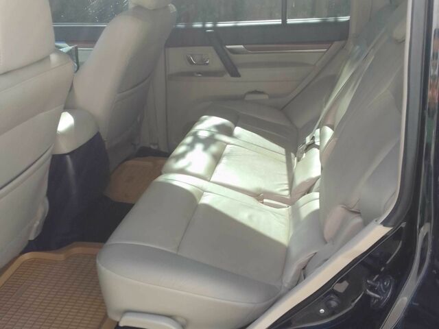 Чорний Міцубісі Паджеро, об'ємом двигуна 3 л та пробігом 47 тис. км за 17800 $, фото 2 на Automoto.ua