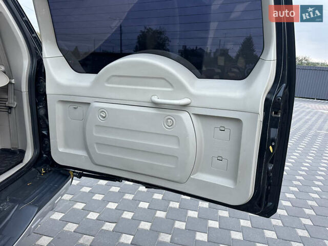 Черный Мицубиси Паджеро, объемом двигателя 3.2 л и пробегом 191 тыс. км за 12999 $, фото 14 на Automoto.ua