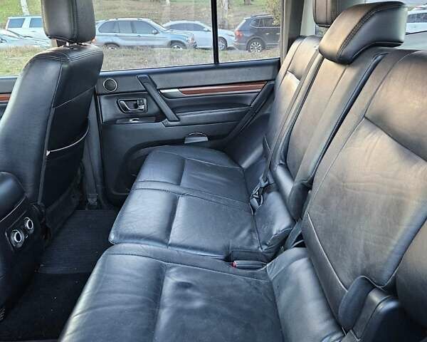 Чорний Міцубісі Паджеро, об'ємом двигуна 3.83 л та пробігом 360 тис. км за 12800 $, фото 12 на Automoto.ua