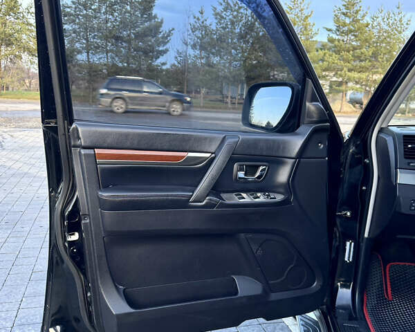 Черный Мицубиси Паджеро, объемом двигателя 3 л и пробегом 275 тыс. км за 9050 $, фото 19 на Automoto.ua