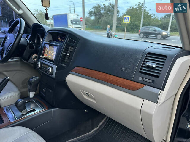 Черный Мицубиси Паджеро, объемом двигателя 3.2 л и пробегом 191 тыс. км за 12999 $, фото 19 на Automoto.ua