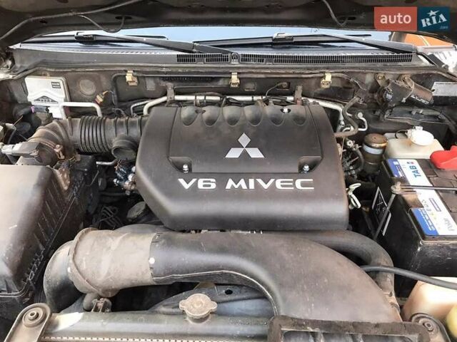 Чорний Міцубісі Паджеро, об'ємом двигуна 2.97 л та пробігом 360 тис. км за 11300 $, фото 7 на Automoto.ua