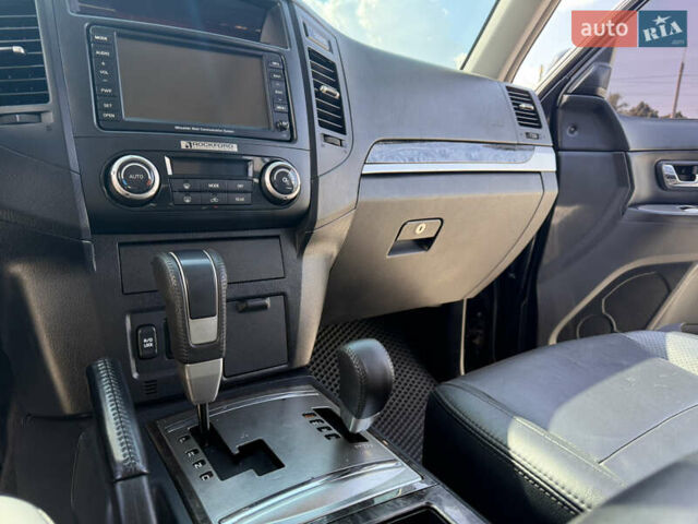 Чорний Міцубісі Паджеро, об'ємом двигуна 3.2 л та пробігом 260 тис. км за 12950 $, фото 4 на Automoto.ua