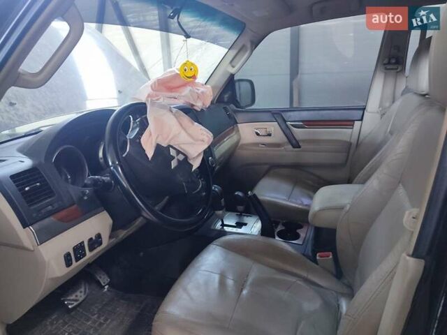 Черный Мицубиси Паджеро, объемом двигателя 3 л и пробегом 320 тыс. км за 6000 $, фото 2 на Automoto.ua