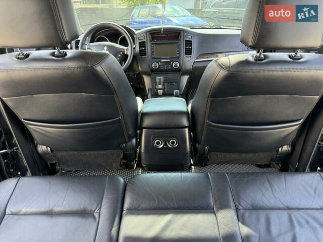Чорний Міцубісі Паджеро, об'ємом двигуна 3.2 л та пробігом 260 тис. км за 12950 $, фото 15 на Automoto.ua