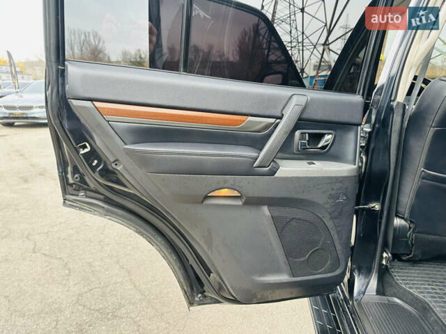 Черный Мицубиси Паджеро, объемом двигателя 2.97 л и пробегом 241 тыс. км за 11900 $, фото 16 на Automoto.ua