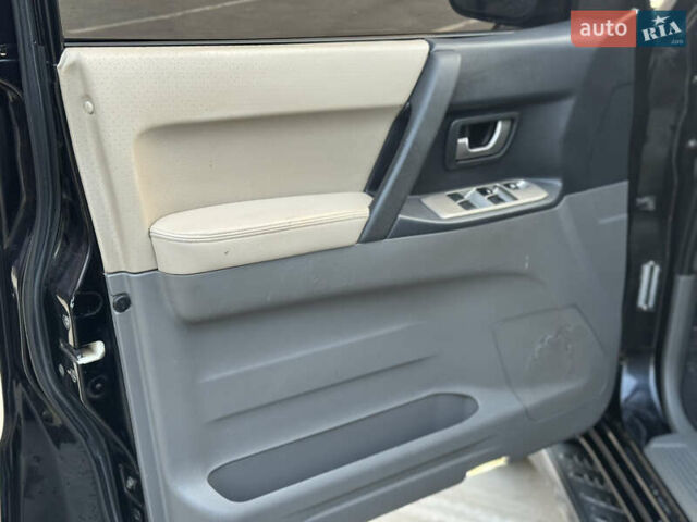Чорний Міцубісі Паджеро, об'ємом двигуна 3.8 л та пробігом 260 тис. км за 10500 $, фото 14 на Automoto.ua