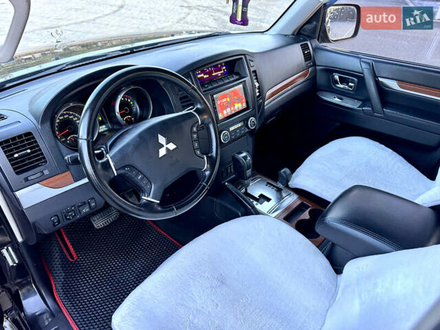 Черный Мицубиси Паджеро, объемом двигателя 3 л и пробегом 275 тыс. км за 9050 $, фото 22 на Automoto.ua