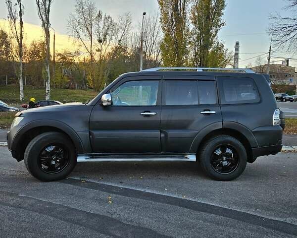 Чорний Міцубісі Паджеро, об'ємом двигуна 3.83 л та пробігом 360 тис. км за 12800 $, фото 2 на Automoto.ua