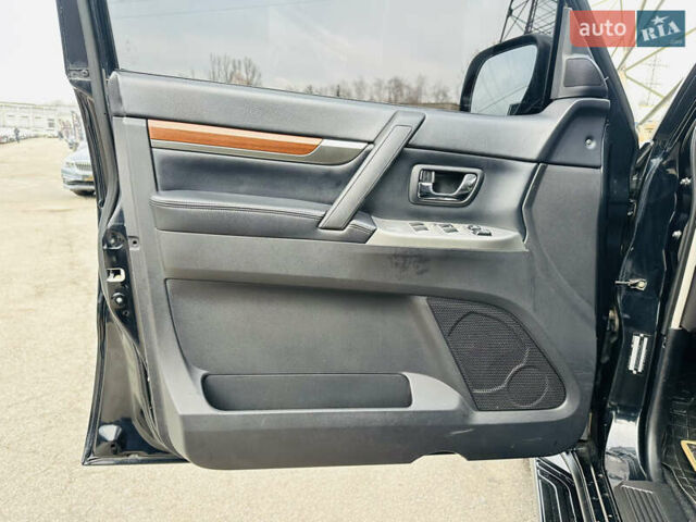 Черный Мицубиси Паджеро, объемом двигателя 2.97 л и пробегом 241 тыс. км за 11900 $, фото 14 на Automoto.ua