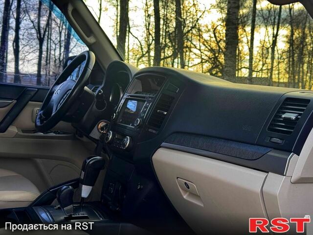 Чорний Міцубісі Паджеро, об'ємом двигуна 3 л та пробігом 186 тис. км за 10700 $, фото 11 на Automoto.ua