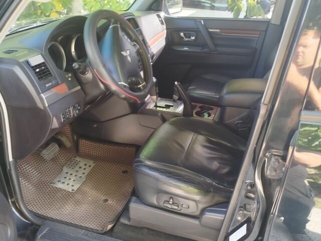 Черный Мицубиси Паджеро, объемом двигателя 3 л и пробегом 248 тыс. км за 10000 $, фото 3 на Automoto.ua