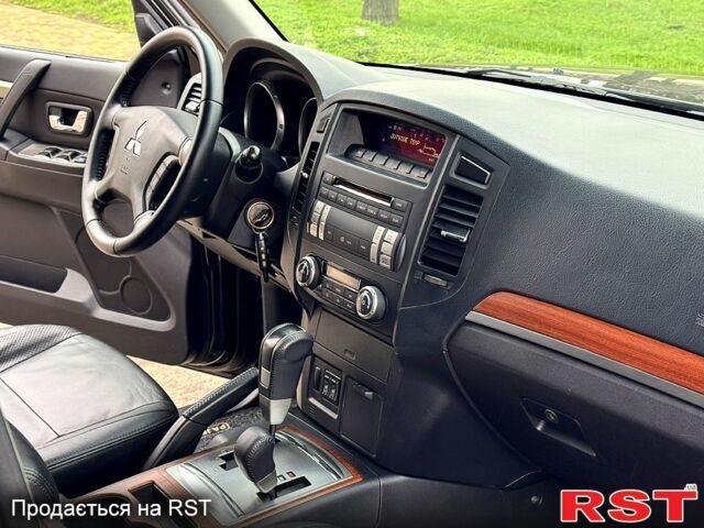 Чорний Міцубісі Паджеро, об'ємом двигуна 3 л та пробігом 124 тис. км за 10700 $, фото 11 на Automoto.ua