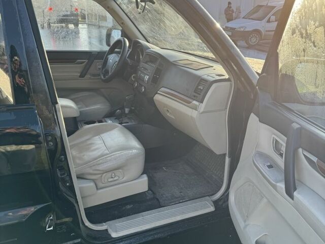 Чорний Міцубісі Паджеро, об'ємом двигуна 3.2 л та пробігом 240 тис. км за 8000 $, фото 2 на Automoto.ua