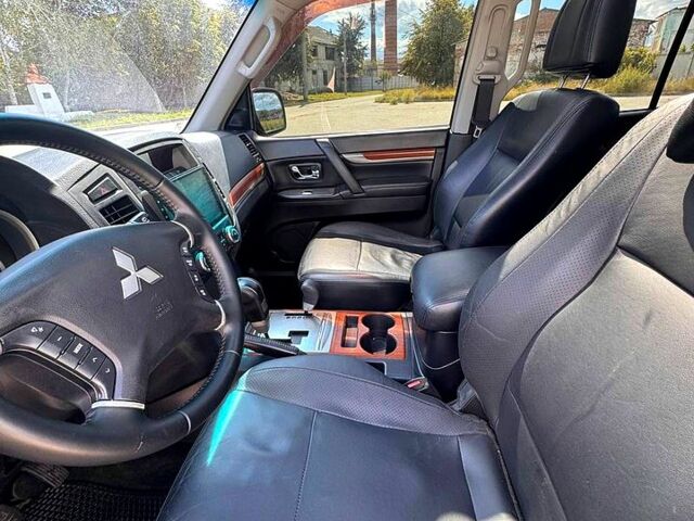 Черный Мицубиси Паджеро, объемом двигателя 3 л и пробегом 210 тыс. км за 12500 $, фото 4 на Automoto.ua