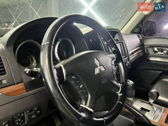 Черный Мицубиси Паджеро, объемом двигателя 3 л и пробегом 320 тыс. км за 9900 $, фото 24 на Automoto.ua