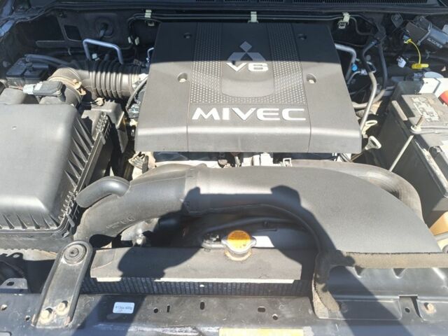 Черный Мицубиси Паджеро, объемом двигателя 3.8 л и пробегом 230 тыс. км за 8400 $, фото 11 на Automoto.ua