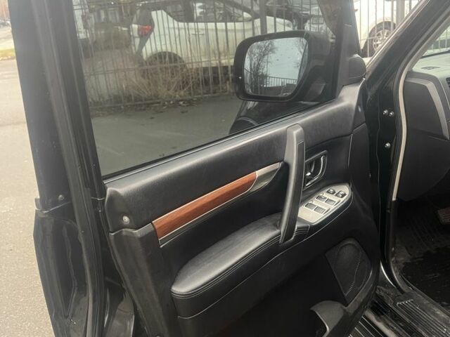 Чорний Міцубісі Паджеро, об'ємом двигуна 3.8 л та пробігом 308 тис. км за 12500 $, фото 6 на Automoto.ua